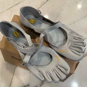 Vibram Women's Light Gray FiveFingers Athletic Shoes